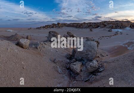 Deserto, deserto bianco, agenti atmosferici, calcare, gesso, sculture, cielo blu Foto Stock