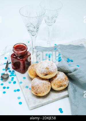 Mucchio di ciambelle cosparse di zucchero (Berliner) ripieno di Jam, un cibo tradizionale tedesco per i nuovi anni Foto Stock
