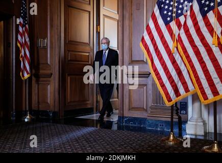 Washington DC, Stati Uniti. 15 Dic 2020. Mitch McConnell, leader della maggioranza del Senato degli Stati Uniti, arriva per una conferenza stampa a Capitol Hill a Washington, DC, Stati Uniti, il 15 dicembre 2020. Il leader della maggioranza del Senato degli Stati Uniti Mitch McConnell, il superiore repubblicano nella camera superiore del Congresso, si è congratulato con il presidente eletto Joe Biden e con il vice presidente eletto Kamala Harris martedì, un giorno dopo che il collegio elettorale ha ufficialmente certificato la loro vittoria. (Tom Brenner/Pool via Xinhua) Credit: Xinhua/Alamy Live News Foto Stock