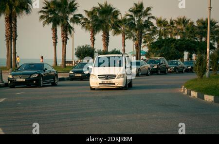 Batumi. Georgia - 30 ottobre 2020: Mercedes sulle strade di Batumi Foto Stock