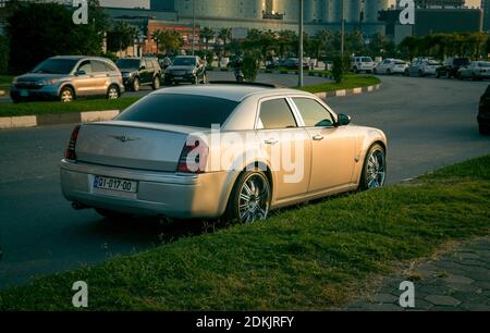 Batumi. Georgia - 30 ottobre 2020: Chrysler 300 sulle strade di Batumi Foto Stock