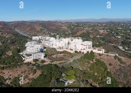 Una vista aerea del Getty Center, martedì 15 dicembre 2020, a Los Angeles. Foto Stock