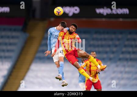 Manchester, Regno Unito. 16 Dic 2020. Il Phil Foden (L) di Manchester City viena con il Darnell Furlong di West Bromwich Albion durante la partita di calcio della Premier League tra Manchester City e West Bromwich Albion allo stadio Etihad di Manchester, in Gran Bretagna, il 15 dicembre 2020. Credit: Xinhua/Alamy Live News Foto Stock
