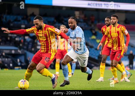 Manchester, Regno Unito. 16 Dic 2020. Raheem Sterling (C) di Manchester City vies con Matt Phillips (L) di West Bromwich Albion durante la partita di calcio della Premier League tra Manchester City e West Bromwich Albion allo stadio Etihad di Manchester, Gran Bretagna, il 15 dicembre 2020. Credit: Xinhua/Alamy Live News Foto Stock