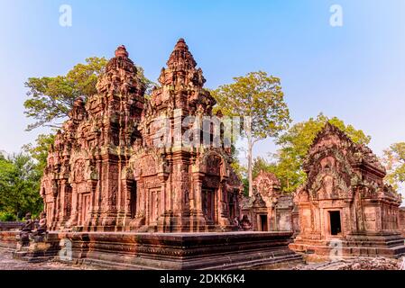 Tempio di Banteay Srei il bellissimo castello antico, chiamato tempio della donna, in arenaria rosa. Siem Reap, Cambogia Foto Stock