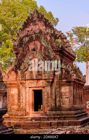 Tempio di Banteay Srei il bellissimo castello antico, chiamato tempio della donna, in arenaria rosa. Siem Reap, Cambogia Foto Stock