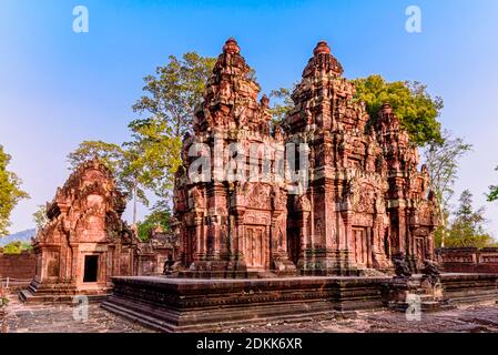 Tempio di Banteay Srei il bellissimo castello antico, chiamato tempio della donna, in arenaria rosa. Siem Reap, Cambogia Foto Stock