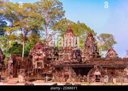 Tempio di Banteay Srei il bellissimo castello antico, chiamato tempio della donna, in arenaria rosa. Siem Reap, Cambogia Foto Stock