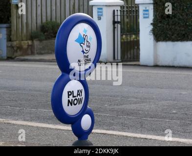 Pavimentazione stradale in plastica che fa pubblicità alla Lotteria Nazionale e alla sua Strapline Play Now Lottery. Foto Stock