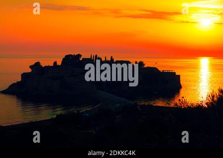 Sveti Stefan isola al crepuscolo . Montenegro Mare Adriatico al tramonto Foto Stock