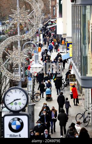 Berlino, Germania. 15 Dic 2020. Affrettatevi verso i centri commerciali prima della chiusura a Schlossstrasse a Berlino-Steglitz. Berliner utilizzare l'ultimo giorno per fare acquisti prima del blocco (Foto di Simone Kuhlmey/Pacific Press) Credit: Pacific Press Media Production Corp./Alamy Live News Foto Stock