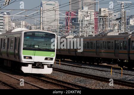 Un treno della serie E231-500 sulla linea Yamanote vicino alla stazione di Shinagawa a Tokyo, Giappone Foto Stock