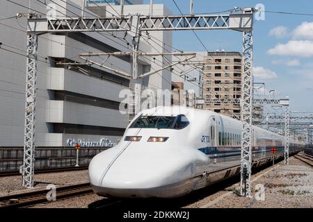 Uno shinkansen JR di classe 700 (treno ad alta velocità) alla stazione di Shin-Yokohama, Yokohama, Giappone. Foto Stock