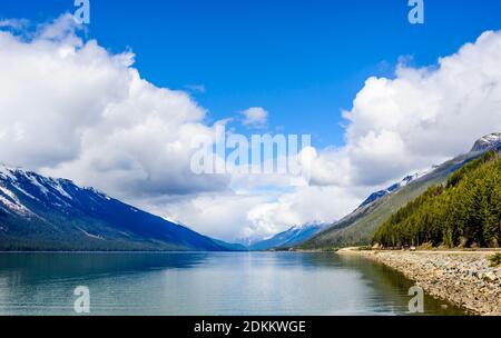 Lago in valle tra le montagne sotto nuvole e cielo, a Moose Lake, British Columbia, Canada. Foto Stock