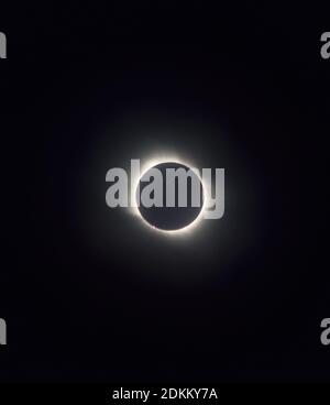 Pechino, Cina. 16 Dic 2020. Foto scattata il 14 dicembre 2020 mostra un'eclissi solare totale testimoniata a Freire, nella regione di la Araucania, in Cile. Credit: Xinhua/Alamy Live News Foto Stock