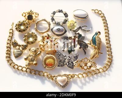 Collezione di gioielli vintage Orecchini spilla braccialetti collane costume gioielli accessori moda Foto Stock