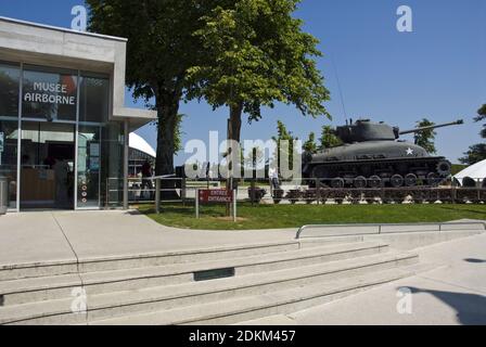 Il Museo Airborne (Musee Airborne) a Sainte-Mere-Eglise, dedicato alle truppe Airborne che atterrarono in città durante l'invasione del D-day, Francia. Foto Stock