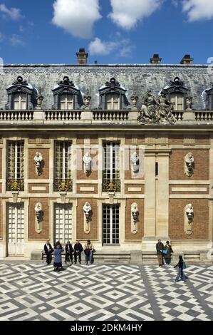 Cortile del castello di Versailles, la Reggia di Versailles, un palazzo reale a Versailles, Francia. Foto Stock