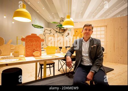 Berlino, Germania. 02 dicembre 2020. Hartmut Dorterloh, direttore generale del Forum Humboldt, è presente nella mostra dedicata ai nuovi bambini del Forum Humboldt. Il Forum di Humboldt, nel Palazzo di Berlino ricostruito, dovrebbe aprire le sue porte il 16 dicembre dopo sette anni di costruzione e diversi rinvii dell'apertura - inizialmente solo digitalmente a causa della corona. (A 'ex-Punker sulla strada attraverso il castello - Humboldt Forum prima di aprire') Credit: Fabian Sommer/dpa/Alamy Live News Foto Stock