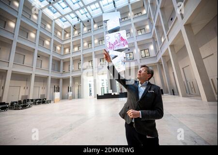 Berlino, Germania. 02 dicembre 2020. Hartmut Dorterloh, direttore generale del Forum Humboldt, si trova nel foyer del Forum Humboldt. Il Forum di Humboldt, nel Palazzo di Berlino ricostruito, dovrebbe aprire le sue porte il 16 dicembre dopo sette anni di costruzione e diversi rinvii dell'apertura - inizialmente solo digitalmente a causa della corona. (A 'ex-Punker sulla strada attraverso il castello - Humboldt Forum prima di aprire') Credit: Fabian Sommer/dpa/Alamy Live News Foto Stock