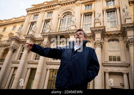 Berlino, Germania. 02 dicembre 2020. Hartmut Dorterloh, direttore generale del Forum Humboldt, si trova nella Schlüterhof del Forum Humboldt. Il Forum di Humboldt, nel Palazzo di Berlino ricostruito, dovrebbe aprire le sue porte il 16 dicembre dopo sette anni di costruzione e diversi rinvii dell'apertura - inizialmente solo digitalmente a causa della corona. (A 'ex-Punker sulla strada attraverso il castello - Humboldt Forum prima di aprire') Credit: Fabian Sommer/dpa/Alamy Live News Foto Stock