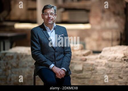 Berlino, Germania. 02 dicembre 2020. Hartmut Dorterloh, direttore generale del Forum Humboldt, si trova nel seminterrato del Forum Humboldt, dove si trovano le mura di fondazione del vecchio palazzo. Il Forum di Humboldt, nel Palazzo di Berlino ricostruito, dovrebbe aprire le sue porte il 16 dicembre dopo sette anni di costruzione e diversi rinvii dell'apertura - inizialmente solo digitalmente a causa di corona. (A 'ex-Punker sulla strada attraverso il castello - Humboldt Forum prima di aprire') Credit: Fabian Sommer/dpa/Alamy Live News Foto Stock