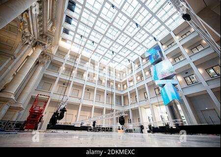 Berlino, Germania. 02 dicembre 2020. Il foyer del Forum Humboldt. Il Forum di Humboldt, nel Palazzo di Berlino ricostruito, dovrebbe aprire le sue porte il 16 dicembre dopo sette anni di costruzione e diversi rinvii dell'apertura - inizialmente solo digitalmente a causa di corona. (A 'ex-Punker sulla strada attraverso il castello - Humboldt Forum prima di aprire') Credit: Fabian Sommer/dpa/Alamy Live News Foto Stock