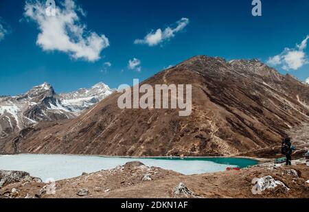 Incredibile lago blu Gokio sotto ghiaccio e neve, Nepal, Himalaya Foto Stock