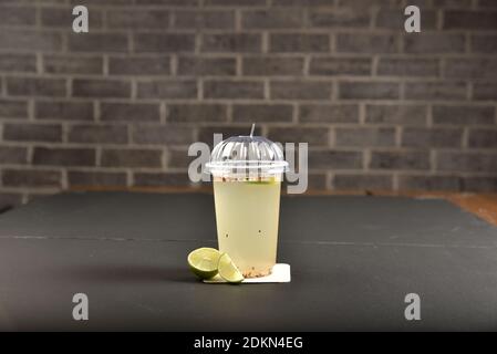 Il Bootleg proviene da Minneapolis. E' un cocktail rinfrescante fatto con lime di limone dolcificato naturalmente mescolato con menta, più gin, vodka o bourb Foto Stock