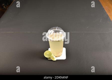 Il Bootleg proviene da Minneapolis. E' un cocktail rinfrescante fatto con lime di limone dolcificato naturalmente mescolato con menta, più gin, vodka o bourb Foto Stock