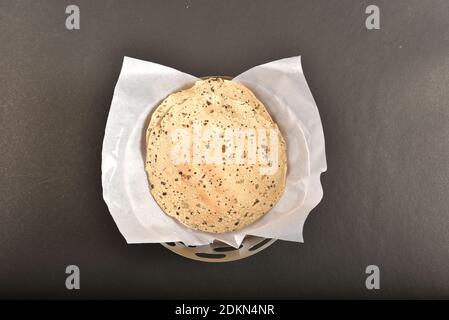 Un papadum è un piatto sottile, croccante, rotondo dall'India. Foto Stock