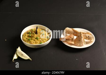 Khichdi o Khichri guarnire con piselli serviti con Papadum o. papad Foto Stock