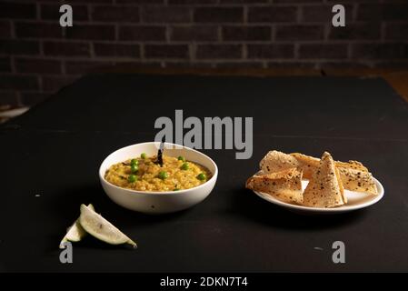 Khichdi o Khichri guarnire con piselli serviti con Papadum o. papad Foto Stock