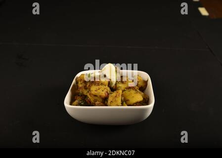 Alo chaat o alu chaat è un cibo di strada proveniente dal subcontinente indiano, è popolare in India del Nord, Bengala occidentale in India orientale Foto Stock
