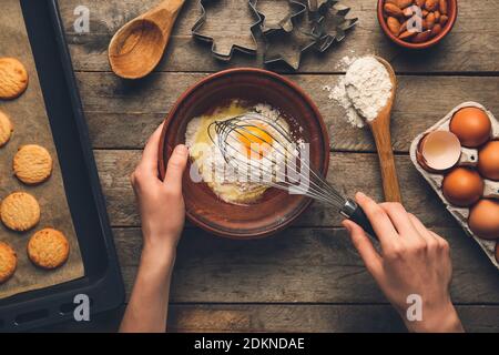 Donna che prepara panetteria sul tavolo, vista dall'alto Foto Stock