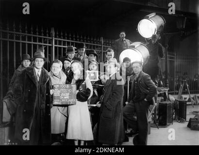 IVOR NOVELLO Direttore ANATOLE LITVAK MADELEINE CARROLL e Cinematografo GUNTHER KRAMPF con Film Crew sul set candid durante le riprese DELLA SLEEPING CAR 1933 regista ANATOLE LITVAK produttore Michael Balcon Gaumont British Picture Corporation / Ideal Films Foto Stock