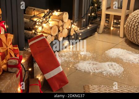 Impronte di Santa sul piano in camera Foto Stock