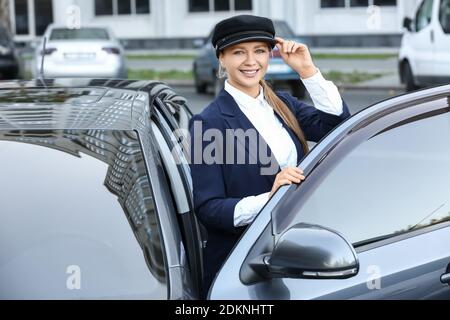 Ritratto di un bellissimo autista vicino a un'auto di lusso Foto Stock