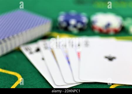 Un'immagine concettuale di alcune carte da poker su un verde feltro Foto Stock