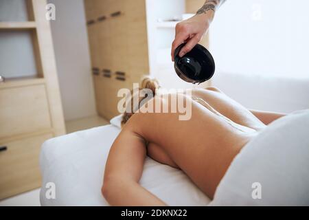 Donna caucasica bionda rilassata che gode di un trattamento spa nel resort Foto Stock
