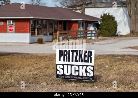 Firma la protesta contro la politica COVID del Governatore Pritzker vicino alla Cruisers Tavern a Gladstone, Illinois. Le imprese hanno avuto un momento difficile con il blocco. Foto Stock