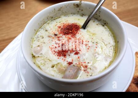 Piatto con zuppa di yogurt nel ristorante turco Foto Stock