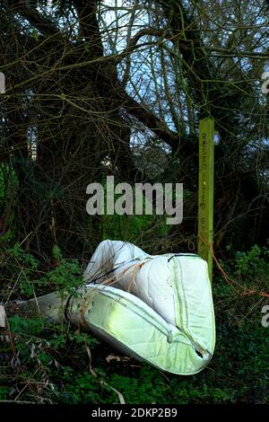 Dicembre 2020 - materasso vecchio letto scaricato in una corsia di cucina, Westhay Somerset, Regno Unito Foto Stock