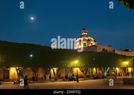 Templo de San Francisco sotto la luna piena, Santiago de Queretaro, Queretaro, Messico Foto Stock