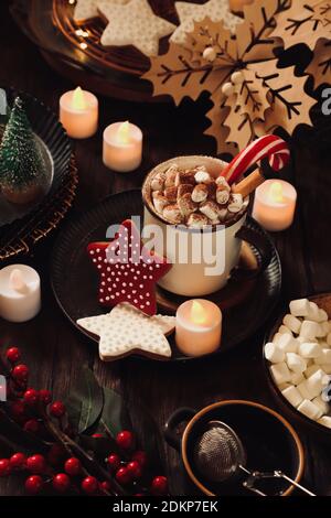 Cioccolata calda con Marshmallow tra le decorazioni natalizie Foto Stock