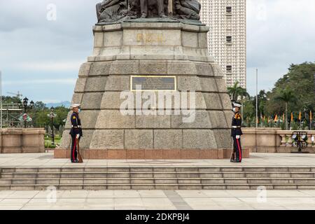 13 dicembre 2020 guardia d'onore che custodisce il Dr. Jose Rizal National Monument, Manila, Filippine Foto Stock