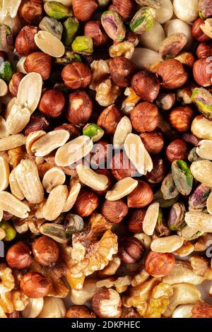 Concetto sano di spuntini vegani. Molti dadi diversi, sparati dall'alto Foto Stock