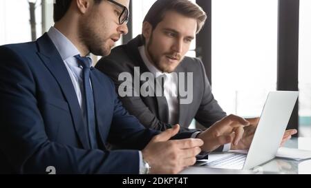 Banner di uomini d'affari che lavorano su un computer portatile in ufficio Foto Stock