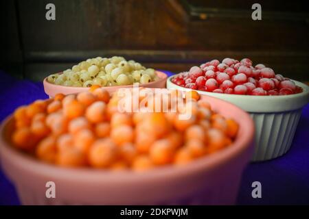 Fibbie di mare congelate e ribes rosso e bianco in ciotole Foto Stock