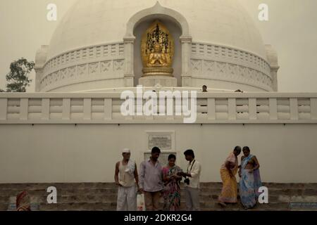 Visitatori e fotografi a Vishwa Shanti Stupa (Pagoda della Pace) a Rajgir, Bihar, India. Foto Stock